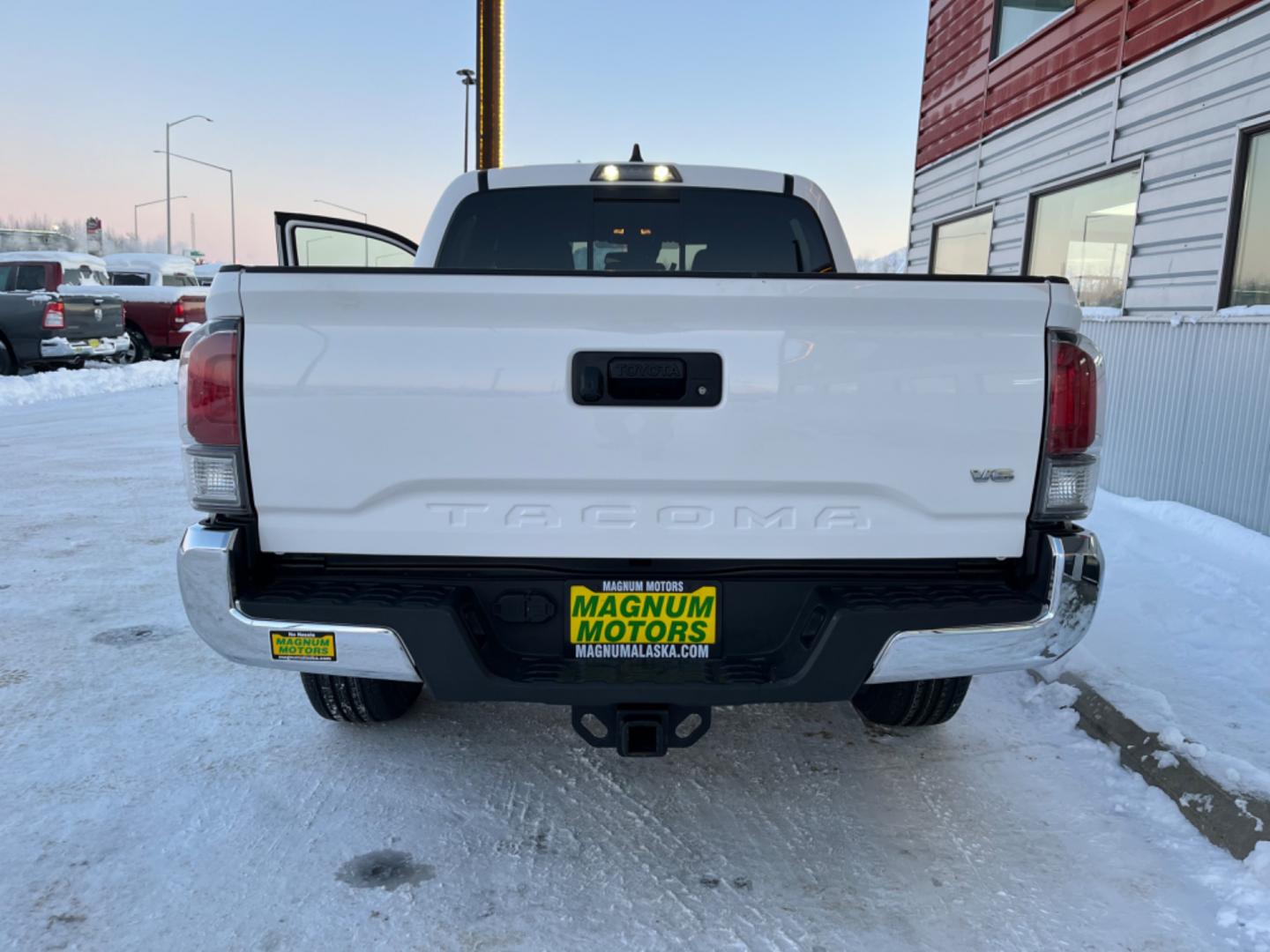 2022 WHITE /charcoal cloth TOYOTA TACOMA SR V6 (3TMCZ5AN2NM) with an 3.5L engine, Automatic transmission, located at 1960 Industrial Drive, Wasilla, 99654, (907) 274-2277, 61.573475, -149.400146 - Photo#2